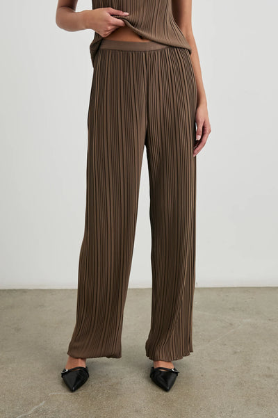 Liana Pant in Morel